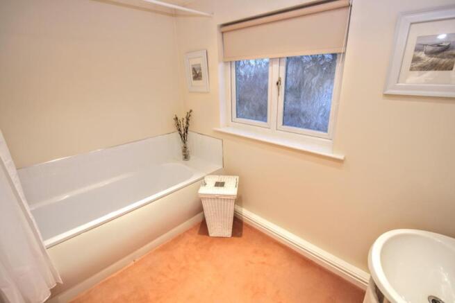 EN-SUITE BATHROOM/WC
