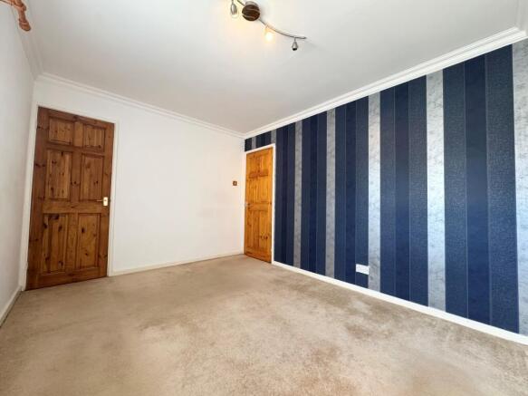 2 bed Terraced to rent Image 5