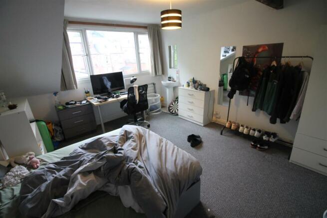 8 bed House to rent Image 7