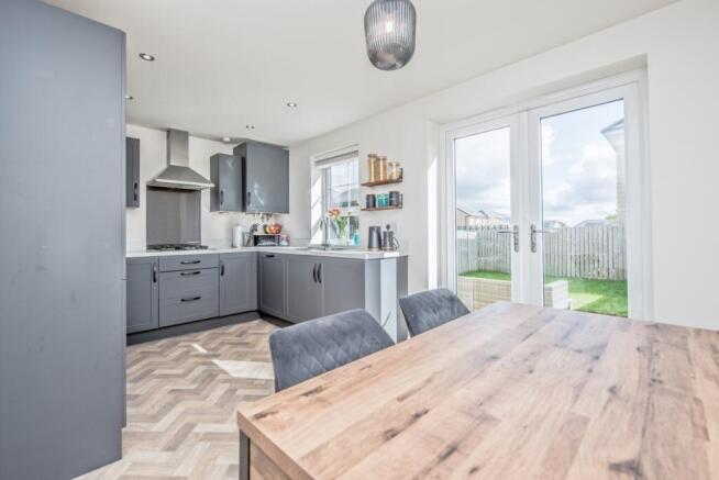 3 bed Semi-Detached for sale Image 6