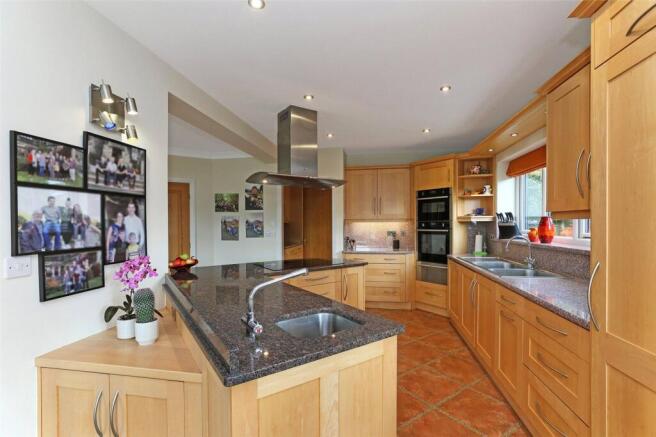 5 bed Detached for sale Image 11