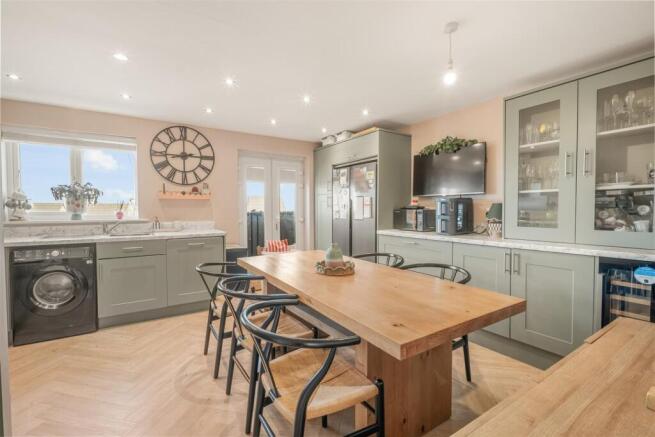 10 Weatherhill Rise, HD3 2AF-7.jpg