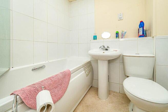 2 bed Apartment to rent Image 4