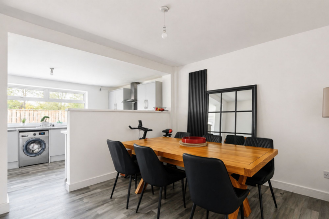 3 bed Semi-Detached for sale Image 8