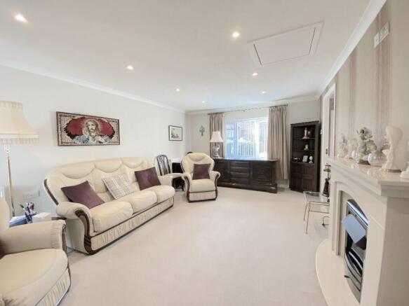 27 Crompton Court, Codsall WV8 1GE photo 4