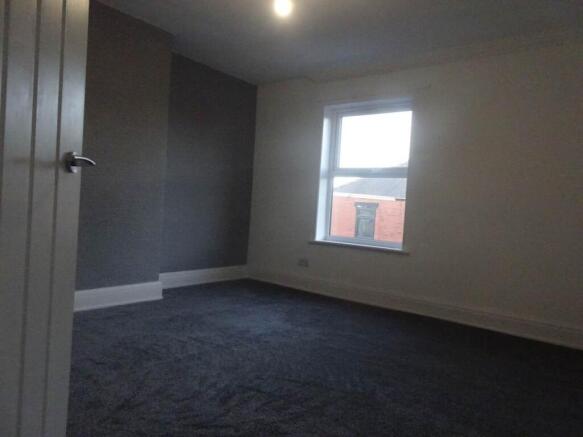 2 bed Terraced to rent Image 6