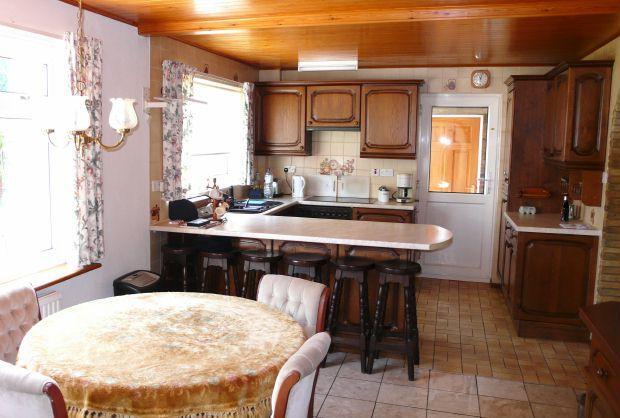 KITCHEN/DINING ROOM
