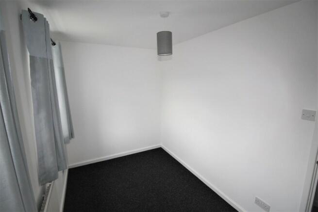 Front Bedroom (b) 