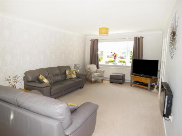 LOUNGE / DINING ROOM