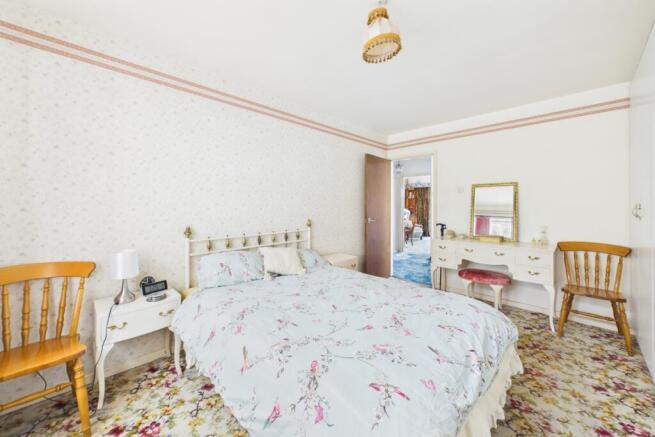 5 bed Detached for sale Image 11