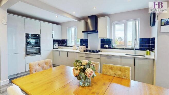 6 bed Detached for sale Image 6