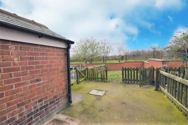 2 bed Terraced to rent Image 6