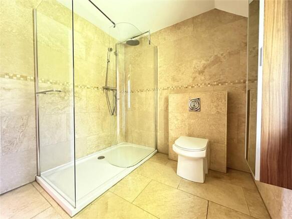 4 bed Detached to rent Image 8