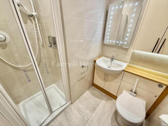 Downstairs en suite