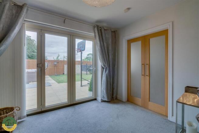 5 bed Detached for sale Image 12