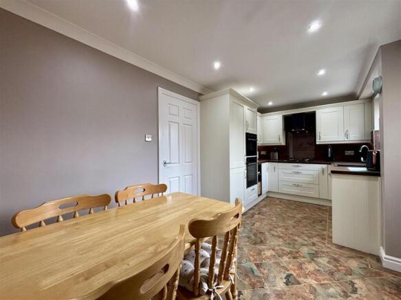 5 bed Detached for sale Image 10