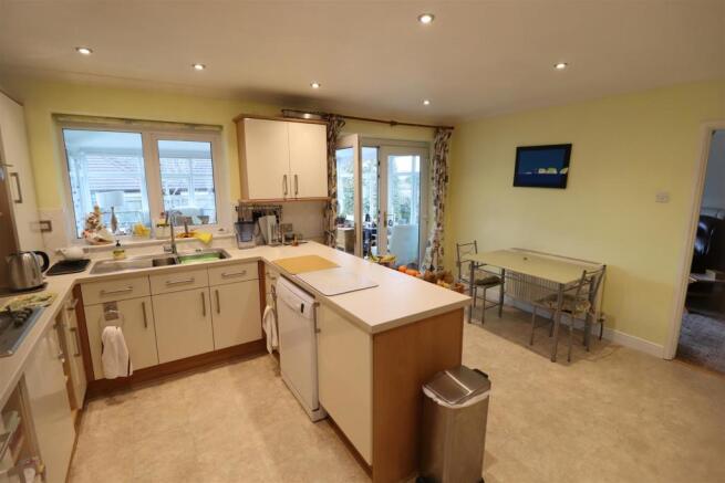 8273 Kitchen 3.JPG