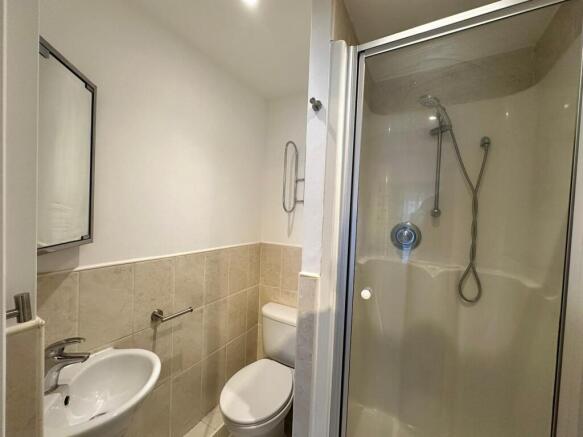 3 bed Flat to rent Image 6