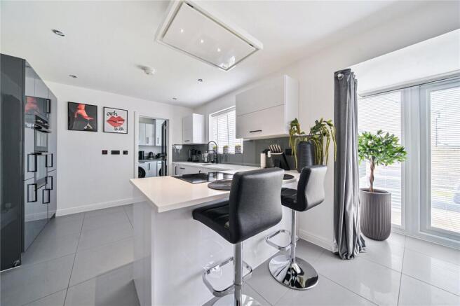 4 bed Detached for sale Image 6