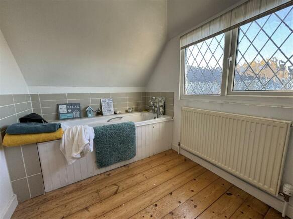 ENSUITE BATHROOM FIRST FLOOR