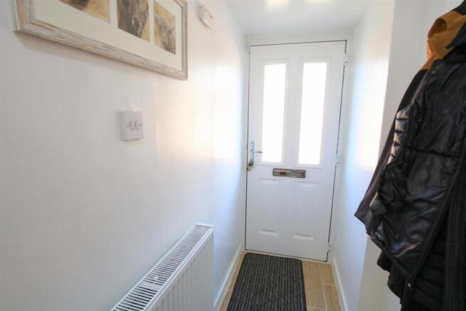 L SHAPED ENTRANCE HALL