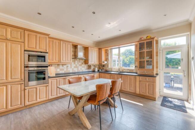 5 bed Detached Bungalow for sale Image 4