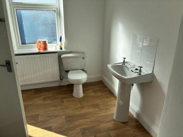 2 bed Terraced to rent Image 5