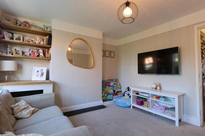 LOUNGE TO FRONT