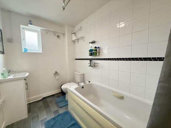2 bed Apartment to rent Image 7