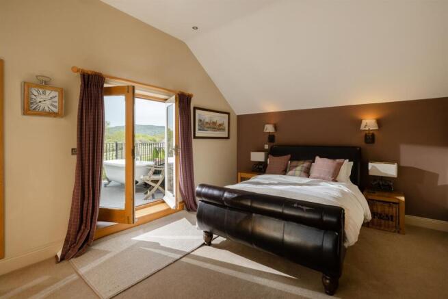 5 bed Detached for sale Image 12