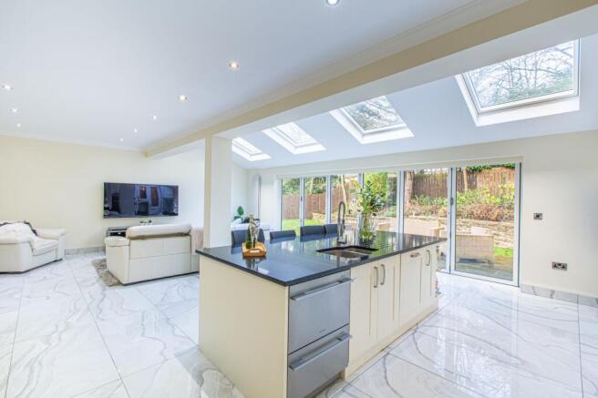 5 bed Detached for sale Image 9