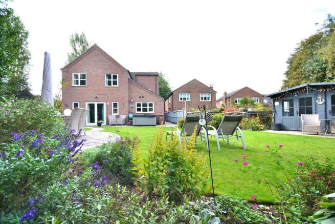 rear garden_349.JPG