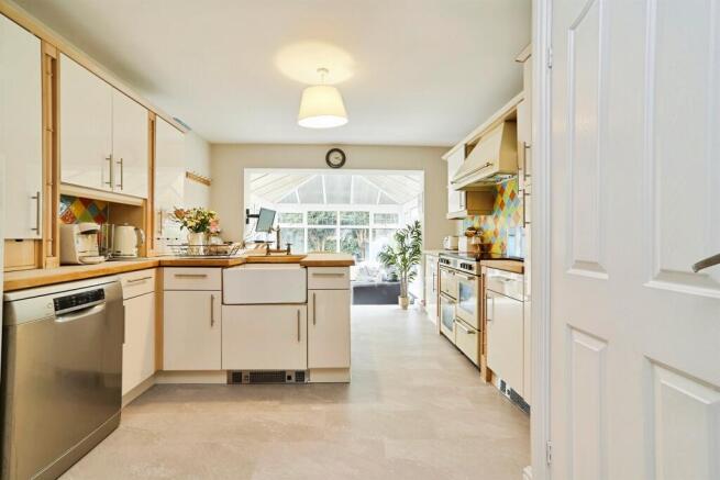 5 bed Semi-Detached for sale Image 9