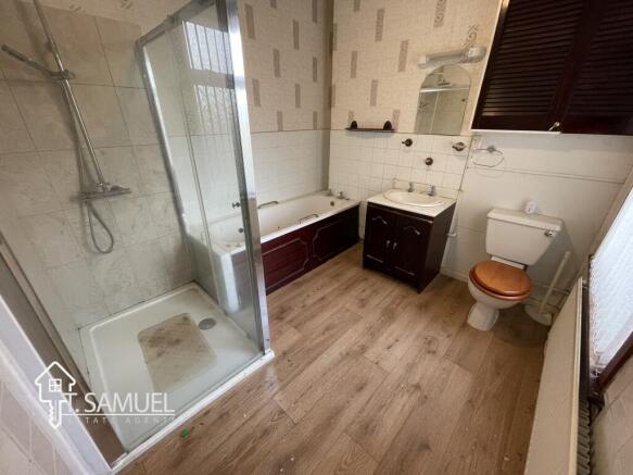 Bathroom a.JPG