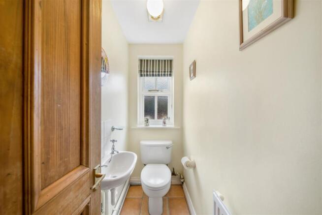 GUEST CLOAKROOM