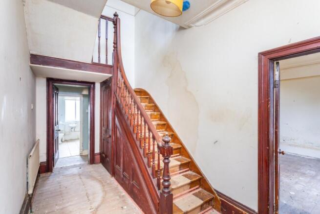 5 bed Detached for sale Image 8