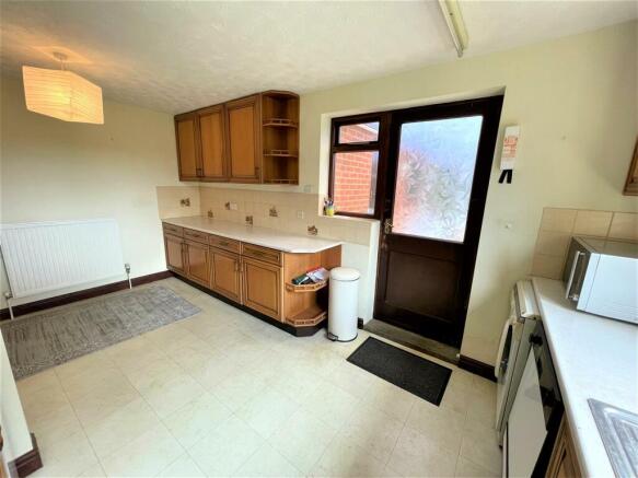 KITCHEN 3.JPG