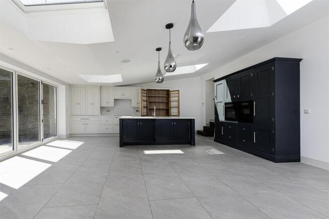 5 bed Detached for sale Image 10