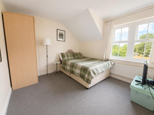 4 bed House to rent Image 12