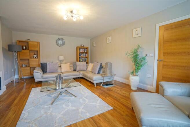 5 bed Detached for sale Image 12
