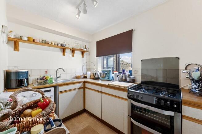 Cheltenham Close, New Malden photo 4