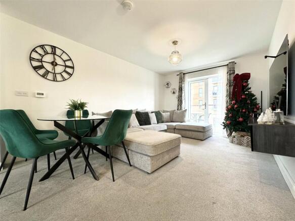 Lounge/Dining Area