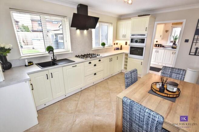 KITCHEN/BREAKFAST AREA