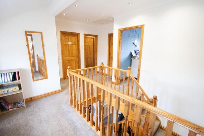5 bed Detached for sale Image 10