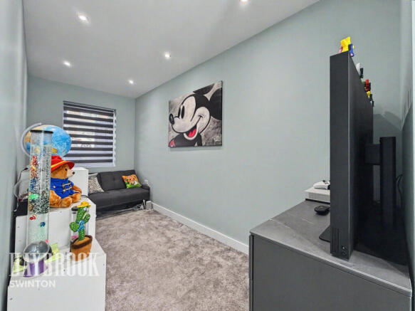 4 bed Semi-Detached for sale Image 8