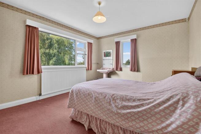 4 bed Detached for sale Image 8