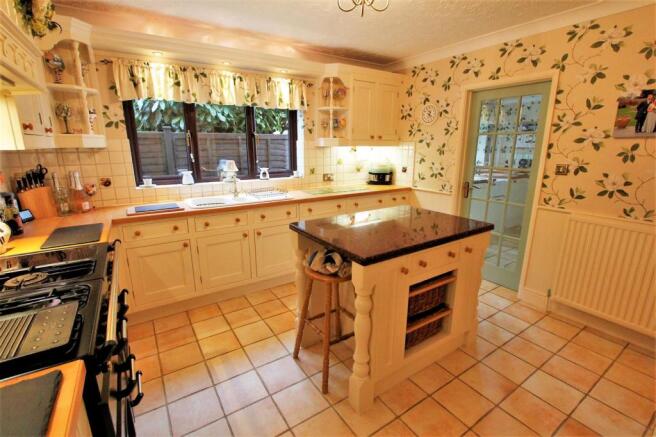 Kitchen (2).JPG