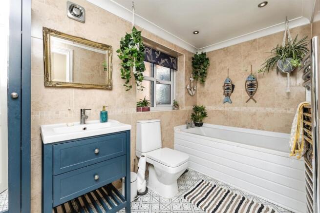 4 bed Detached for sale Image 6