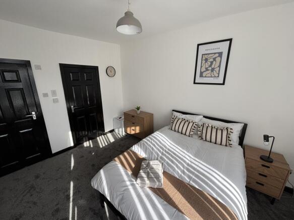 Room (b)