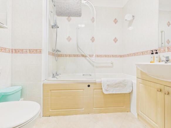 2 bed Apartment for sale Image 12